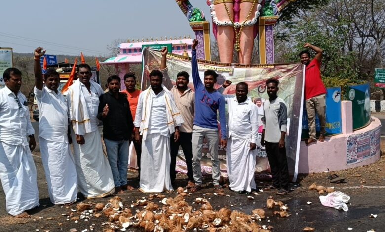 స్వామి అమ్మవారికి ఎన్టీఆర్ అభిమానులు కొబ్బరికాయలు సమర్పణ స్వామి అమ్మవారికి ఎన్టీఆర్ అభిమానులు కొబ్బరికాయలు సమర్పణ