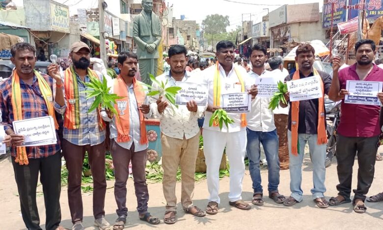 పెంచిన విద్యుత్ చార్జీలను వెనక్కి తీసుకోవాలని నందికొట్కూరు బిజెపి అసెంబ్లీ ఇంచార్జ్ కొండేపోగు చిన్న సుంకన్న. పెంచిన విద్యుత్ చార్జీలను వెనక్కి తీసుకోవాలని నందికొట్కూరు బిజెపి అసెంబ్లీ ఇంచార్జ్ కొండేపోగు చిన్న సుంకన్న.