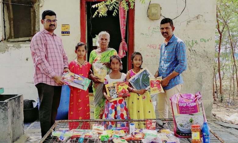 నిరుపేద కుటుంబానికి నిత్యవసర సరుకులు, నోట్ బుక్స్ పంపిణీ కార్యక్రమం నిరుపేద కుటుంబానికి నిత్యవసర సరుకులు, నోట్ బుక్స్ పంపిణీ కార్యక్రమం