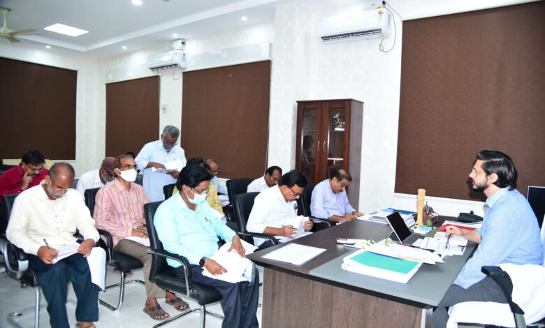 కలెక్టర్ చాంబర్ లో ఇళ్ల నిర్మాణాలు కలెక్టర్ చాంబర్ లో ఇళ్ల నిర్మాణాలు