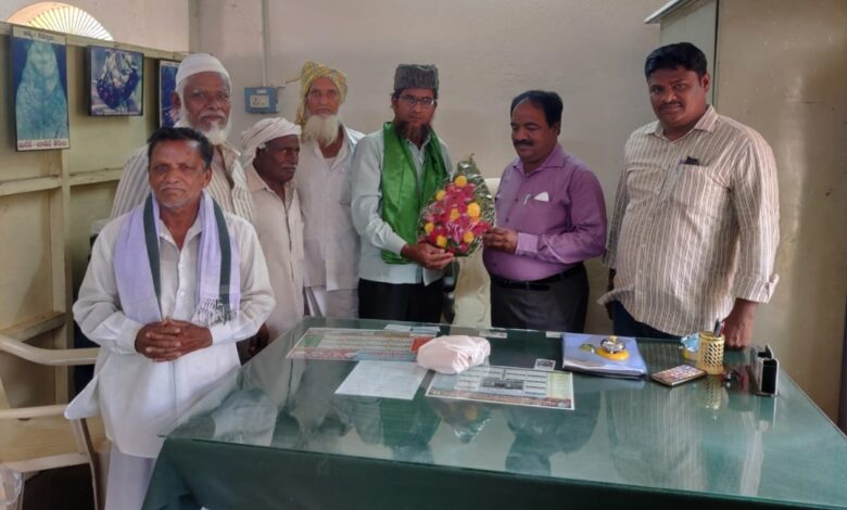 ఆత్మకూరు అగ్రికల్చర్ ఆఫీసర్ జిఎం. అల్తాఫ్ ఖాన్ కు మర్యాదపూర్వకంగా కలిసిన రైతు భరోసా కేంద్రం చైర్మన్ హాజీ బైరాపురం మహబూబ్ బాషా
