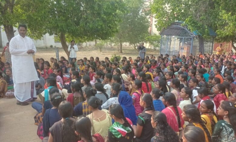 ప్రతి పేద విద్యార్థి ఉన్నత స్థాయిలో కి వెళ్ళాలి ప్రతి పేద విద్యార్థి ఉన్నత స్థాయిలో కి వెళ్ళాలి