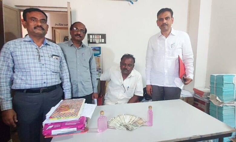 ఏసీబీ వలలో ఏసీబీ వలలో