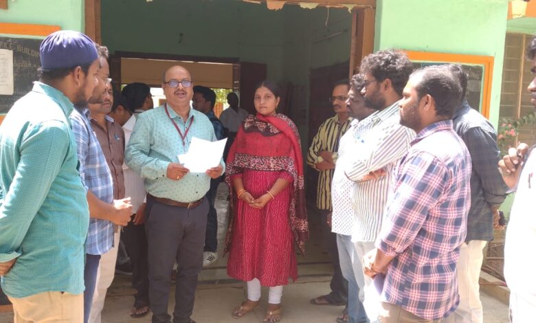 కారుణ్య నియామకం కింద గ్రామ సచివాలయం జూనియర్ లైన్ మెన్ కుటుంబ సభ్యులకు ఉద్యోగం ఇవ్వాలని కోరిన ఆత్మకూరు జేఏసీ కమిటీ కారుణ్య నియామకం కింద గ్రామ సచివాలయం జూనియర్ లైన్ మెన్ కుటుంబ సభ్యులకు ఉద్యోగం ఇవ్వాలని కోరిన ఆత్మకూరు జేఏసీ కమిటీ
