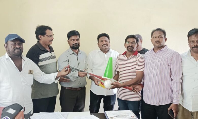 జిల్లా స్పోర్ట్స్ అథారిటీ చీఫ్ కోచ్ ఏం న్ వి వి రాజు సార్ గారి చేతుల మీదుగా సాఫ్ట్ బాల్ క్రీడా సామాగ్రి అందజేత జిల్లా స్పోర్ట్స్ అథారిటీ చీఫ్ కోచ్ ఏం న్ వి వి రాజు సార్ గారి చేతుల మీదుగా సాఫ్ట్ బాల్ క్రీడా సామాగ్రి అందజేత