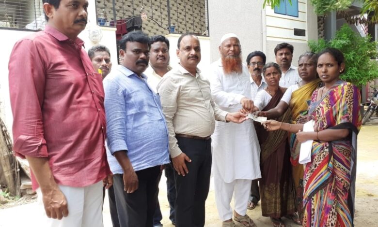 మృతుడి పులిచెర్ల బయ్యన్న కుటుంబానికి ఆర్థిక సహాయం అందించిన ఐటీడీఏ పీవో రవీంద్రారెడ్డి మృతుడి పులిచెర్ల బయ్యన్న కుటుంబానికి ఆర్థిక సహాయం అందించిన ఐటీడీఏ పీవో రవీంద్రారెడ్డి