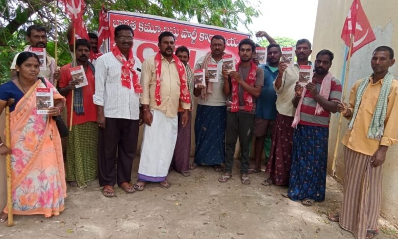 బిజెపి ప్రభుత్వం కార్మిక హక్కులను కాలరాస్తున్నారు: సిపిఐ తాలూకా కార్యదర్శి శ్రీనివాసులు బిజెపి ప్రభుత్వం కార్మిక హక్కులను కాలరాస్తున్నారు: సిపిఐ తాలూకా కార్యదర్శి శ్రీనివాసులు