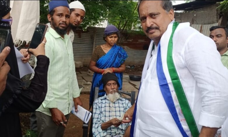 నిరుపేద కుటుంబానికి ఆర్థిక సహాయం నిరుపేద కుటుంబానికి ఆర్థిక సహాయం